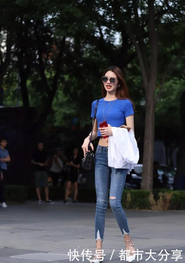 多小姐姐|深蓝露腰紧身T恤,白皙可人,少女感十足