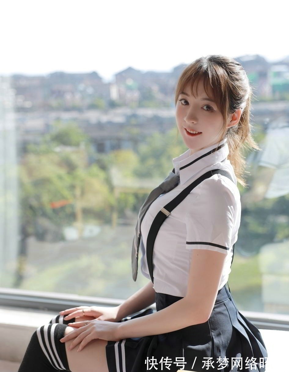 百褶裙|背带百褶裙搭配白衬衫，展现女性纤细的小蛮腰，是那么的优雅时尚