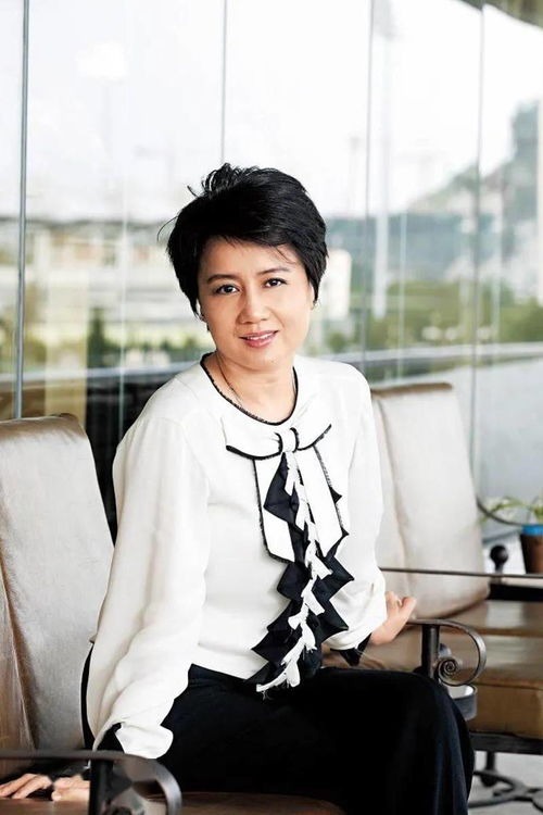 身材比例|赌王四太梁安琪气质绝了，穿一条黄色连衣裙身材比例出众，超洋气