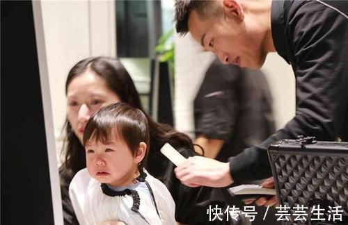 理发|趁宝宝在睡觉,妈妈偷偷给他剃了个光头,醒来后的反应让宝妈笑翻