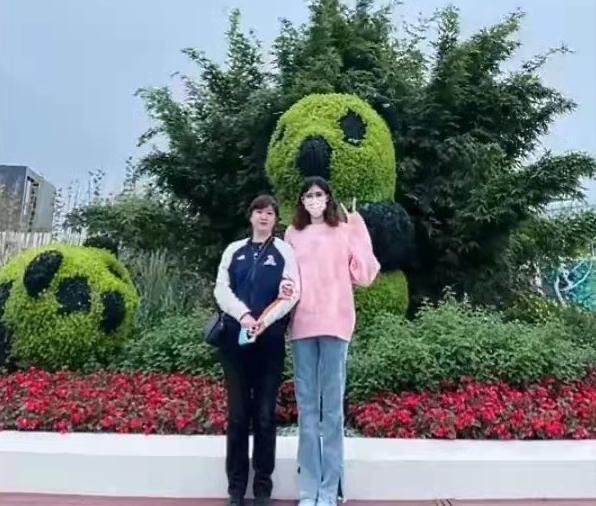 中国女排|世界冠军李盈莹晒近照!陪妈妈成都看大熊猫,妈妈年轻二人似姐妹