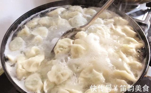 包饺子|三伏天包饺子,韭菜芹菜靠边站,它1元1斤,鲜香多汁,全家都爱吃