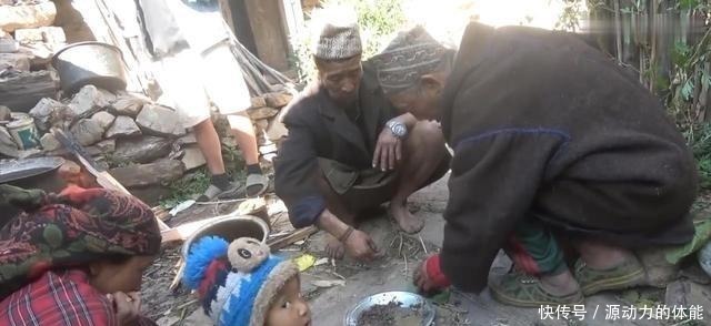 一个菜|尼泊尔农村酒席,非常简单,正餐只有一个菜,零食吃鸡肉