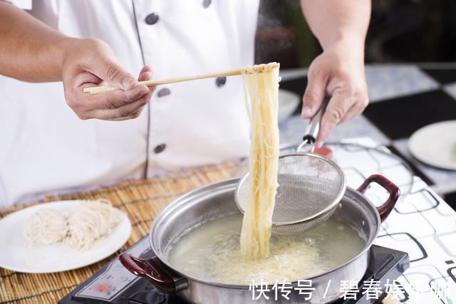 步骤|煮面条时，这几个步骤不能少，很多人不知道，难怪面条黏连秒成坨