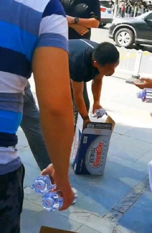 郭德綱|德云社團(tuán)綜《德云斗笑社》第二季錄制,師娘王惠現(xiàn)身,舉動(dòng)暖心