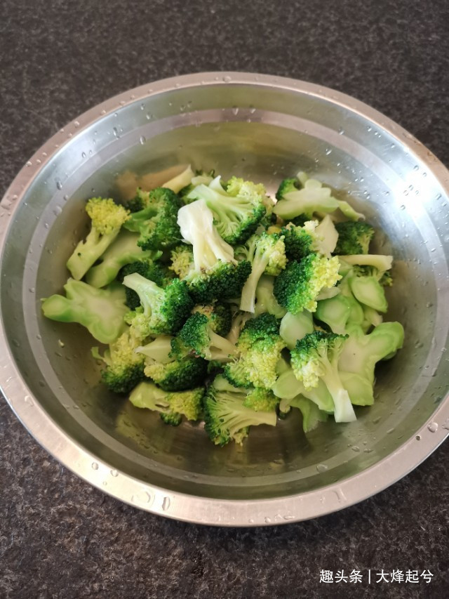 蔬菜饼|西兰花蔬菜饼，适合早餐吃的快手美食