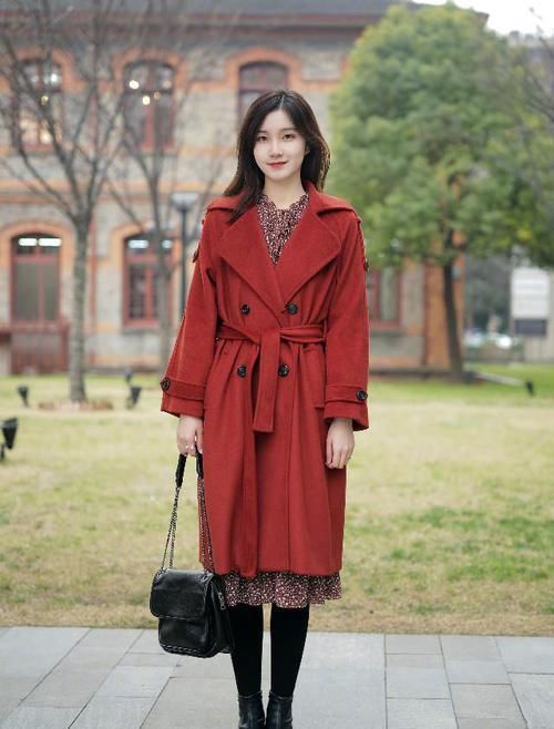 新年火了一种穿搭,叫“红大衣+裙子”,洋气显白,2021穿它准美