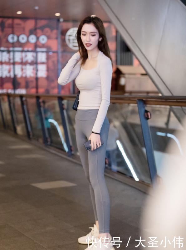 装束|美女街拍紧身装束让她成了漂亮女神,还有谁能比她更美