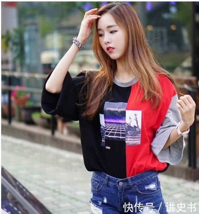 牛仔裤打扮的小姐姐俏皮可人,尽显淡淡的甜美感!