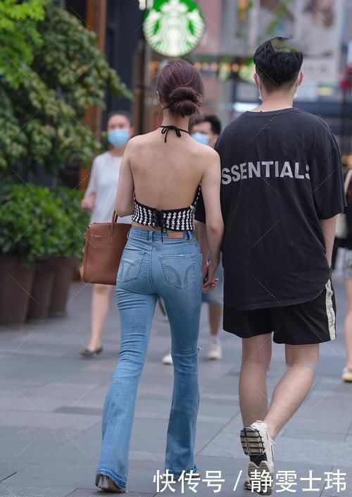 黑白针织吊带搭配破洞牛仔裤,款式独特,尽显时尚感