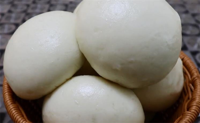 教你在家蒸馒头，3个小诀窍，不塌陷不回缩，洁白无瑕又松软