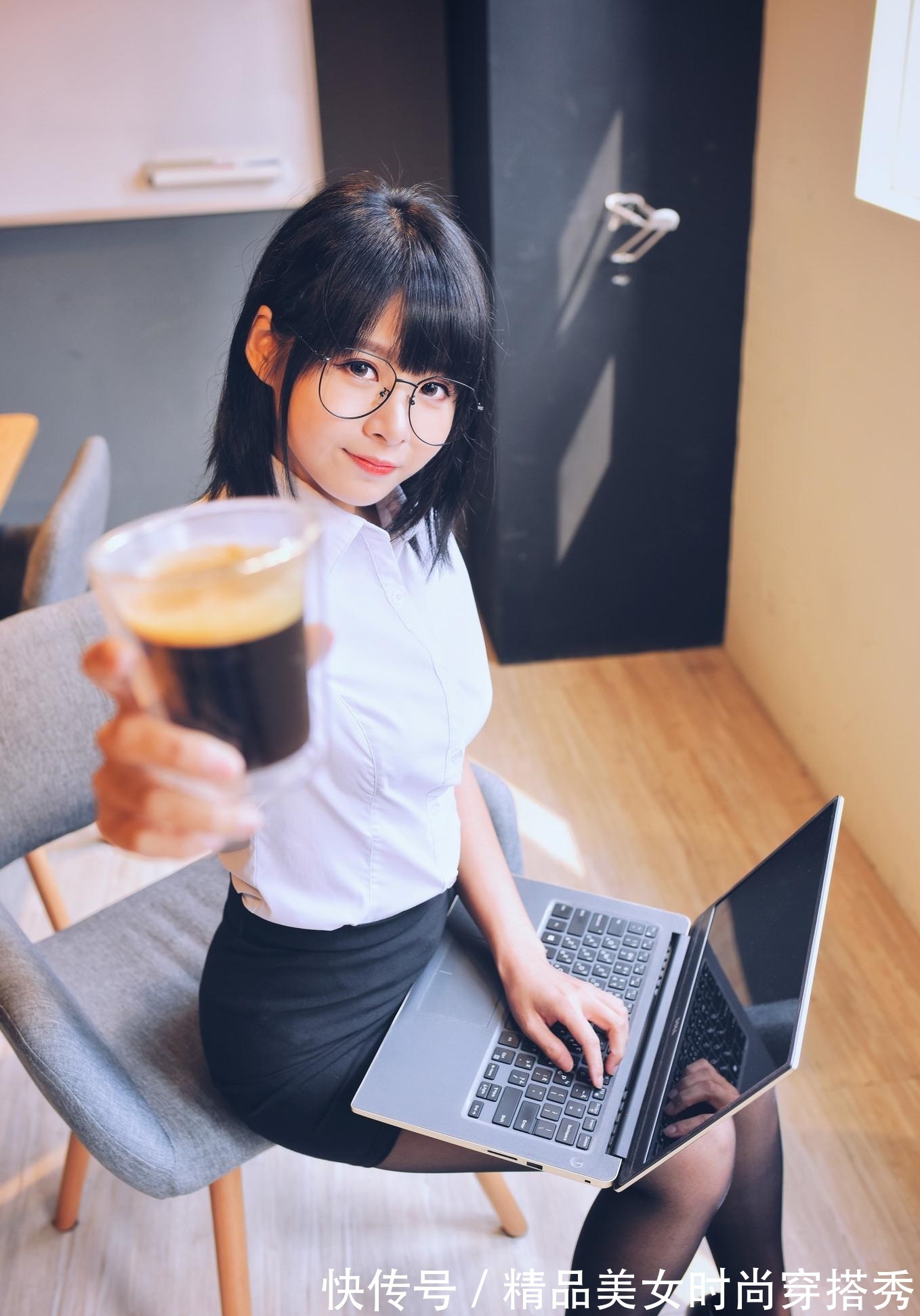 套裙 简约的白色衬衫,经典又干练,很是适合职场穿搭