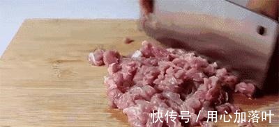 鲜嫩|一块五花肉放入矿泉水瓶里，瞬间变成一道好吃的美食，鲜嫩Q弹！