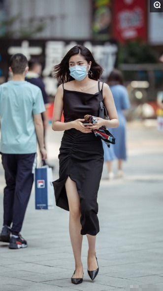成熟女人喜欢黑色连衣裙,修身显瘦易搭配,轻松穿出精致感