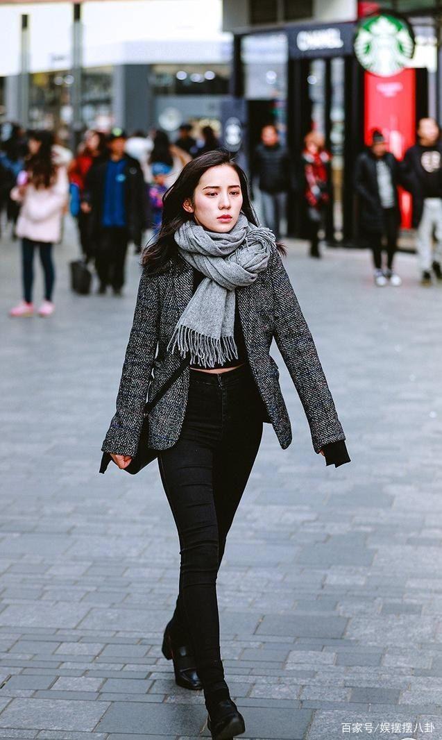 泪水|街拍美女曾试着忘记,却发现凝结泪水的双眸,竟成了思念的窗口