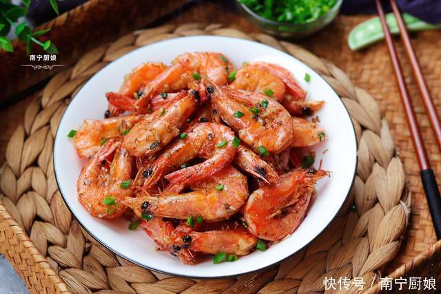 大虾别再白灼吃了,教你咸香又酥脆的美味做法,吃上一口就会上瘾
