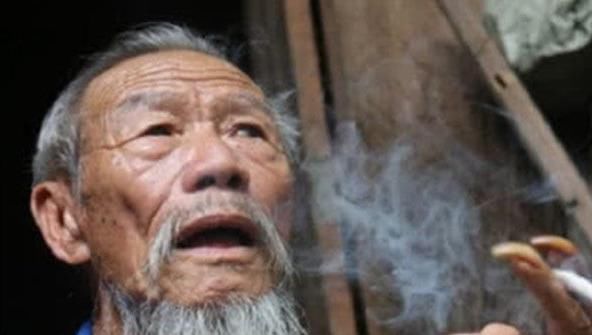 老人|为什么有些老人抽几十年烟依然长寿,有人却得肺癌?抽烟男性必收