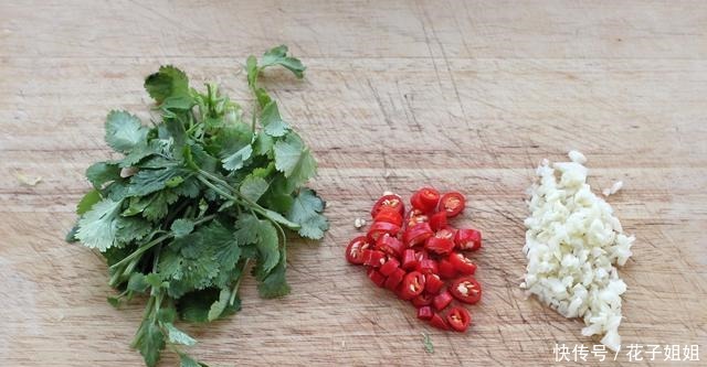 年夜饭别光准备大鱼大肉，凉拌菜也是主角之一，爽口开胃倍儿健康