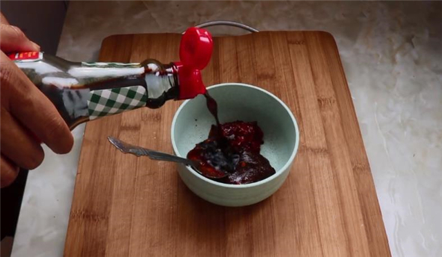 想吃香菇酱不用出去买，在家就能做，鲜香下饭，拌面夹馒头都好吃！