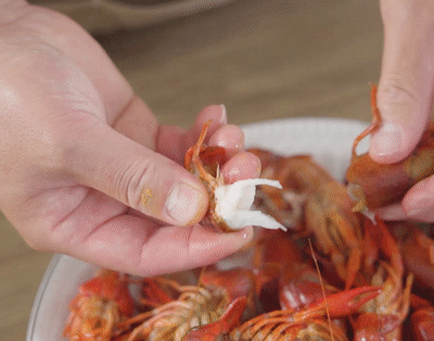 好吃|当小龙虾遇上盖浇饭，好吃到盘子都舔干净了！——小龙虾盖浇饭