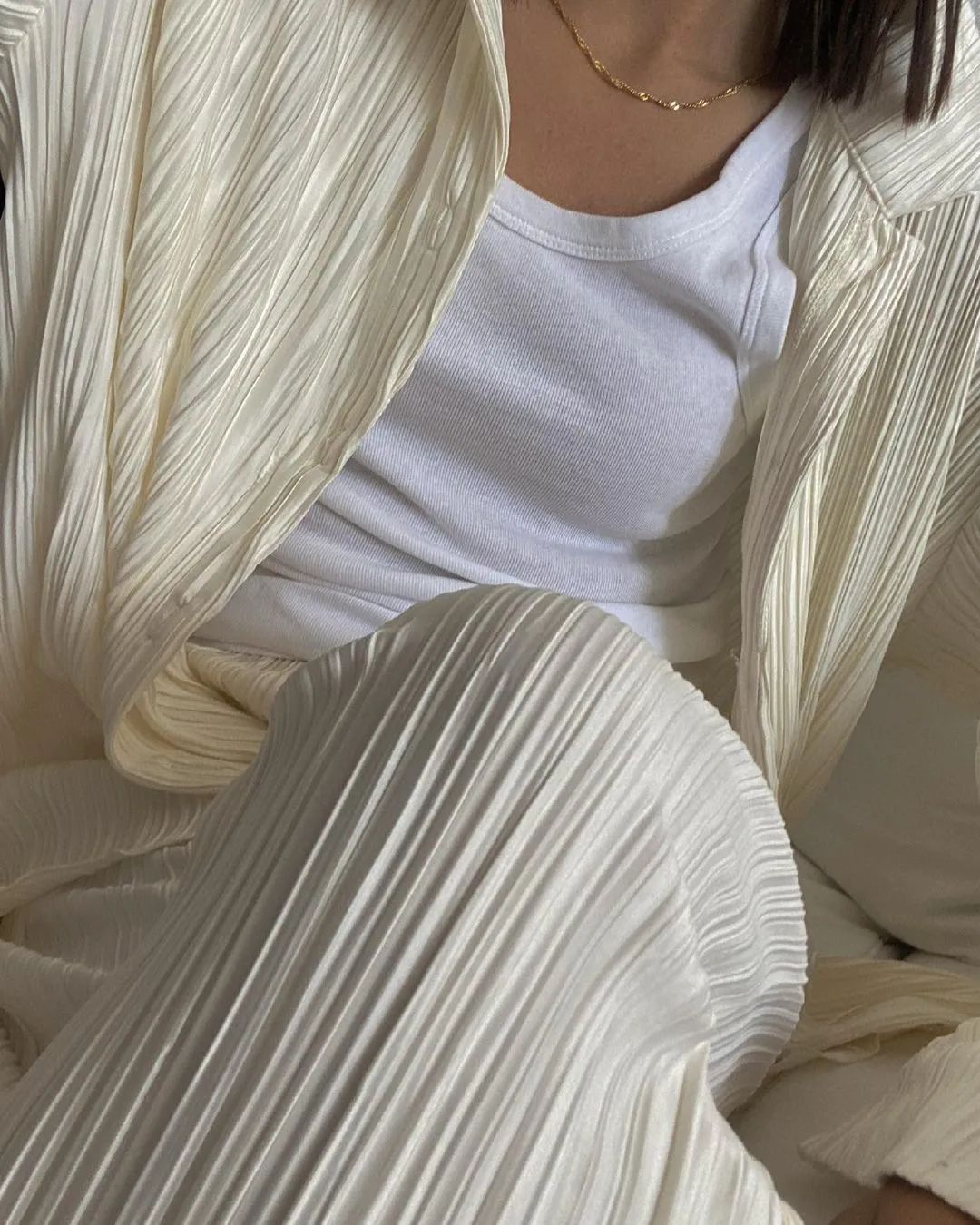 collins|朱莉最爱的奶油色，要怎么穿才看起来温柔又多金？