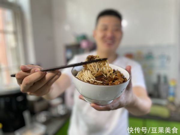 五花肉|超级爽口下饭的香菇肉酱面，上桌秒光