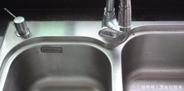 窗帘|洗碗池里放一个窗帘挂钩,真是厉害,一年能省下不少钱,涨知识了!