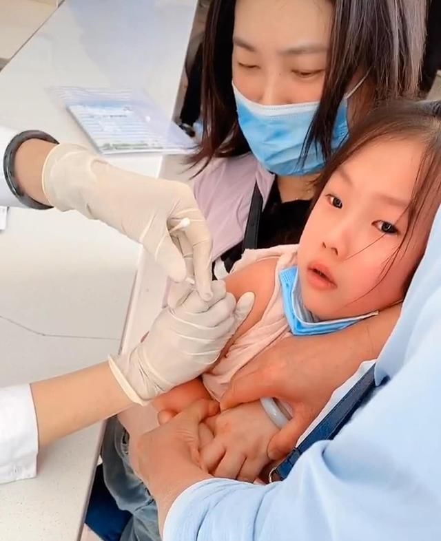 妈妈|女儿打针前哭天喊地,针头扎进肉里那一刻女儿瞬间安静,妈妈笑翻