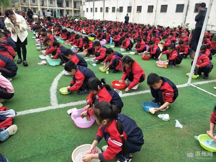 邹平市魏桥实验学校近千名小学生共洗手绢 体验劳动“苦与乐”