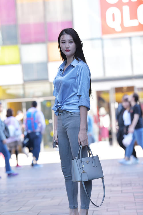 任性的女生就是会穿，牛仔裤配衬衫，让你美丽到酷