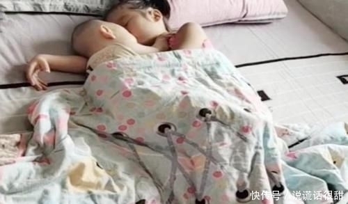 心头|姐姐抱着弟弟睡觉,妈妈好奇掀开被子,眼前的画面令她心头一暖