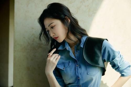 有气质|美女真有气质，穿高开叉牛仔长裙知性迷人，外搭黑色马甲酷飒有范