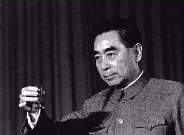 拿走|外宾从国宴上拿走一只九龙杯,周总理十分睿智,一个妙招取回国宝