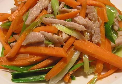 黄花菜|胡萝卜搭配一物炒着吃,既能养护脾胃,降压降糖,又能润肺养肺