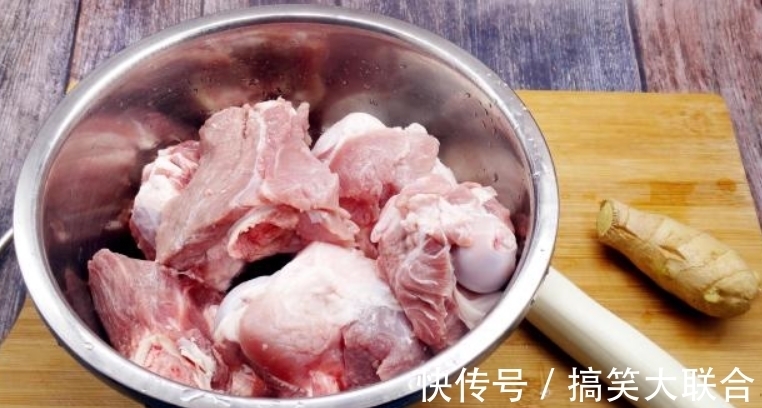 窍门|炖猪骨汤,牢记“2不放2窍门”,出锅时骨汤又鲜香又浓白,没腥味