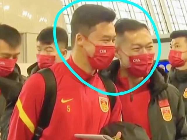 吴曦|国足包机回国写照:球员笑声不断,教练亲切握手,氛围像赢球一样