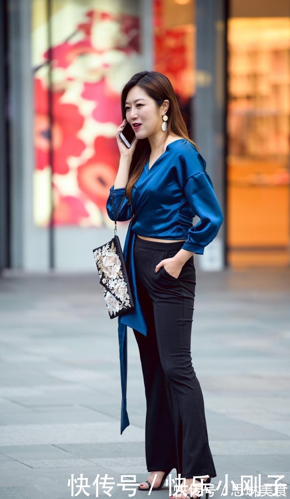 小姐姐 时髦姐姐就是美,蓝色绸缎衫配黑色甩甩裤,穿搭的优雅又成熟