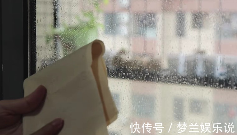 不论玻璃多脏,只需要学会这一招,不用一滴水,干净明亮不留灰尘