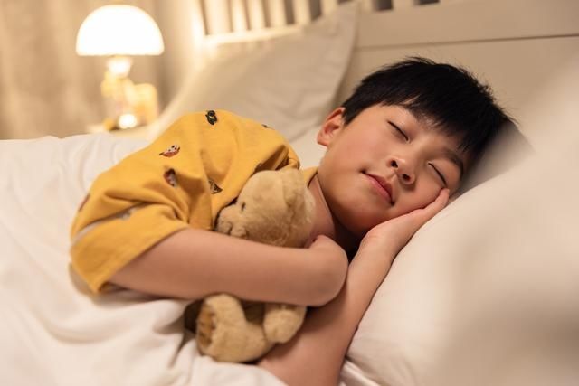 血糖水平|孩子睡前两小时做好5件事，让娃长得更高更聪明，成年后更幸福