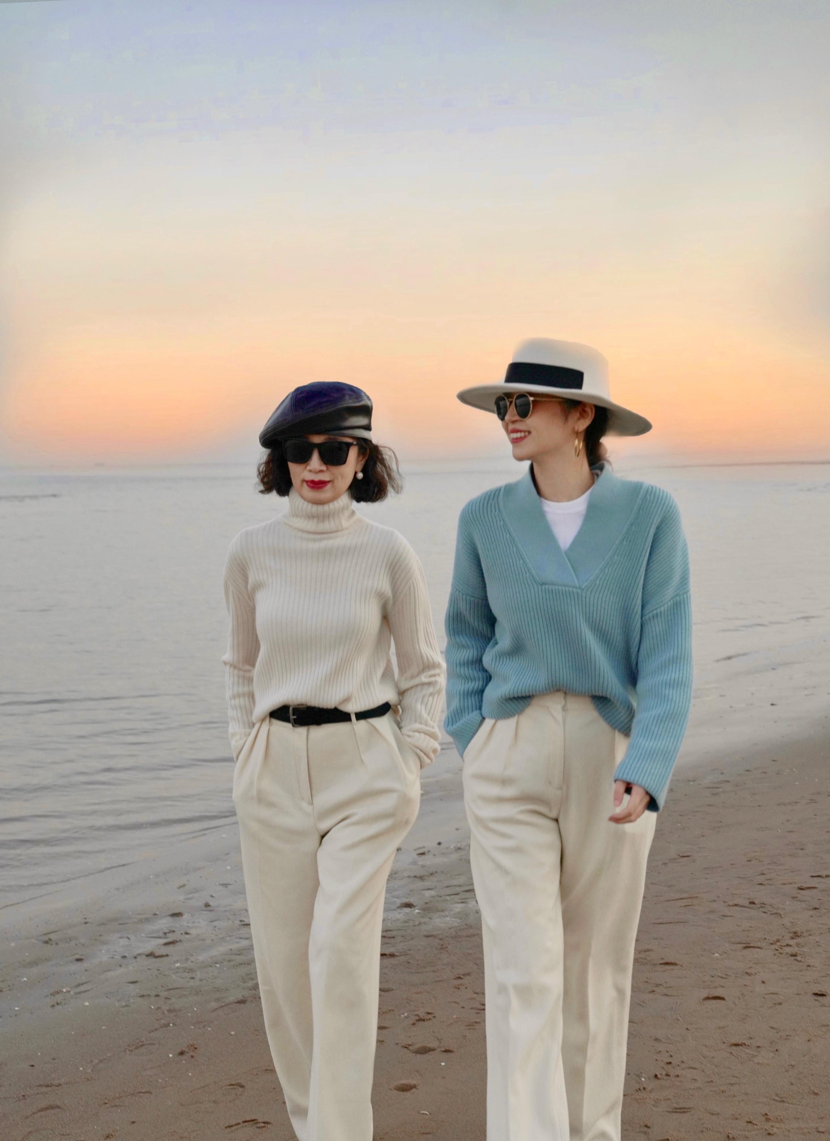 减龄 母女穿搭这样穿似姐妹花,高级时尚又减龄,不再有年龄代沟