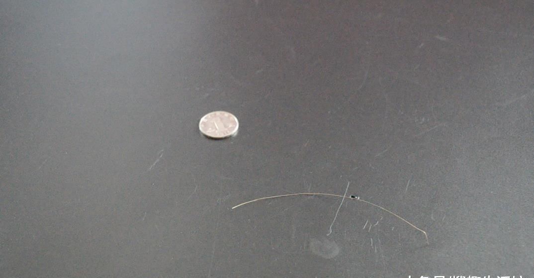 眼睛不好也能快速穿针引线, 只需一枚硬币就可以, 看完赶紧去试试