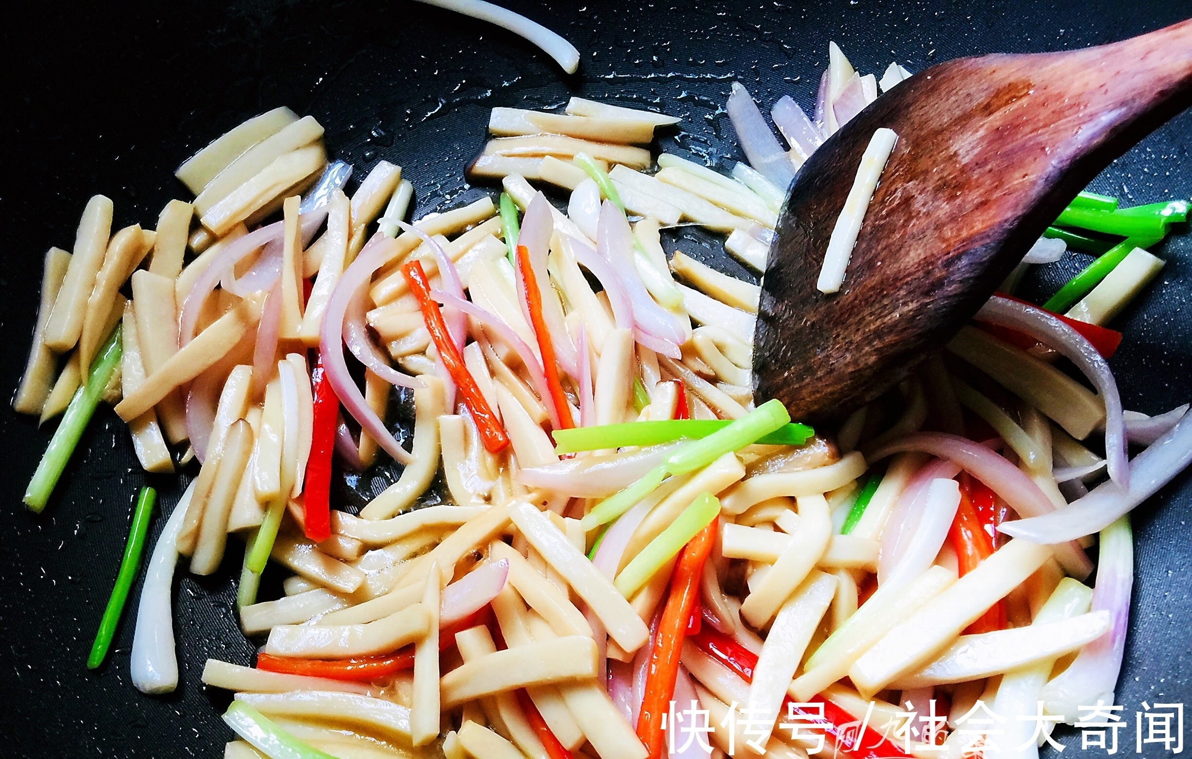 红辣椒|立秋后,这素菜别忘了给家人吃,不放肉也很香,立秋吃它很营养