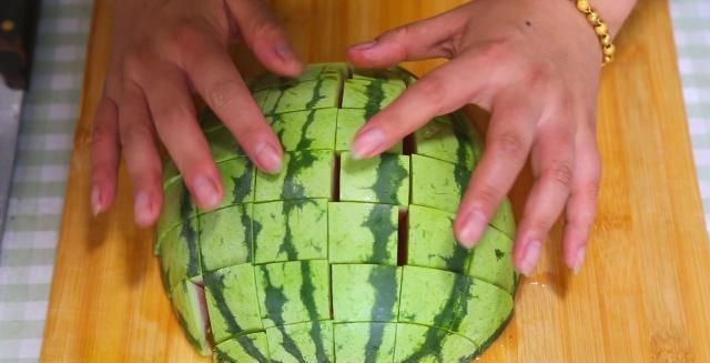 果汁|开启吃西瓜的创意新方式用这三个动作切西瓜它不脏也不流果汁