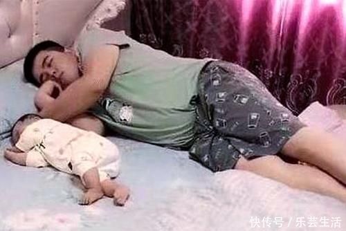 睡着|爸爸陪娃睡觉,醒后发现娃不见了,吓坏了赶紧找,结果自己都乐了