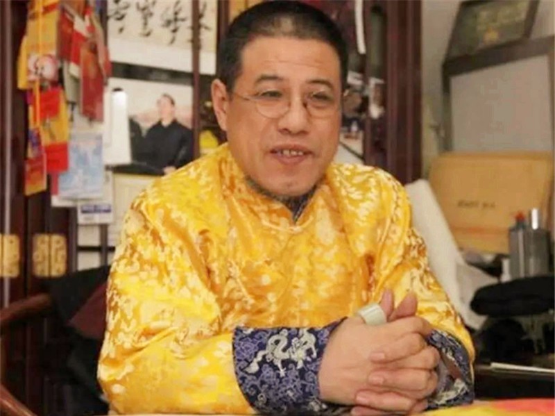 盛世|他自称是乾隆后代,手戴3亿的宝戒,专家要求上交,被他一口回绝