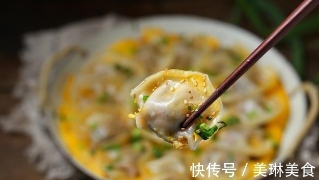 吃饺子不用水煮,加鸡蛋煎一煎,营养翻倍味道好,孩子天天点名要