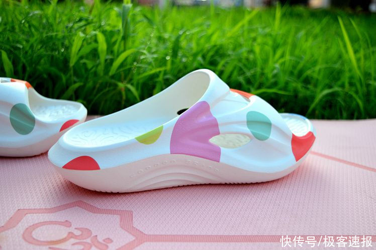 夏日出街好搭档，回弹给力不踩屎，咕咚运动舒缓拖鞋体验