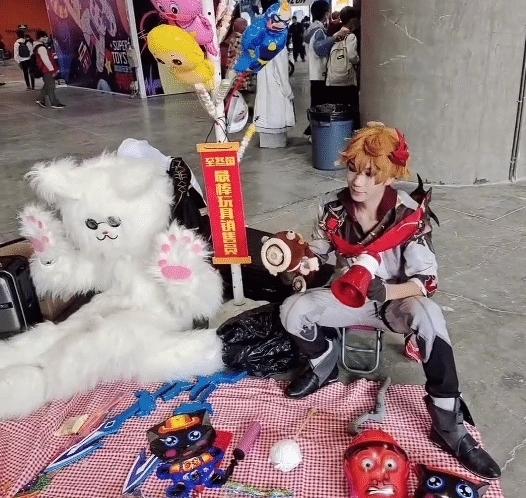 coser|街頭小販也玩起cos?小伙出原神公子賣玩具,直言:賺了不少
