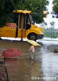 二宝|下雨天,妹妹在路边撑着伞接哥哥放学,接下来妹妹举动暖炸了