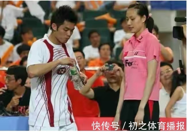 體育隊(duì)|謝杏芳和兒子旅行，5歲小羽身高好出眾，不見丈夫林丹陪伴